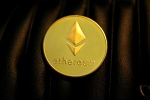 Ethereum — криптовалюта и платформа для создания децентрализованных онлайн-сервисов на базе блокчейна, работающих на базе умных контрактов.