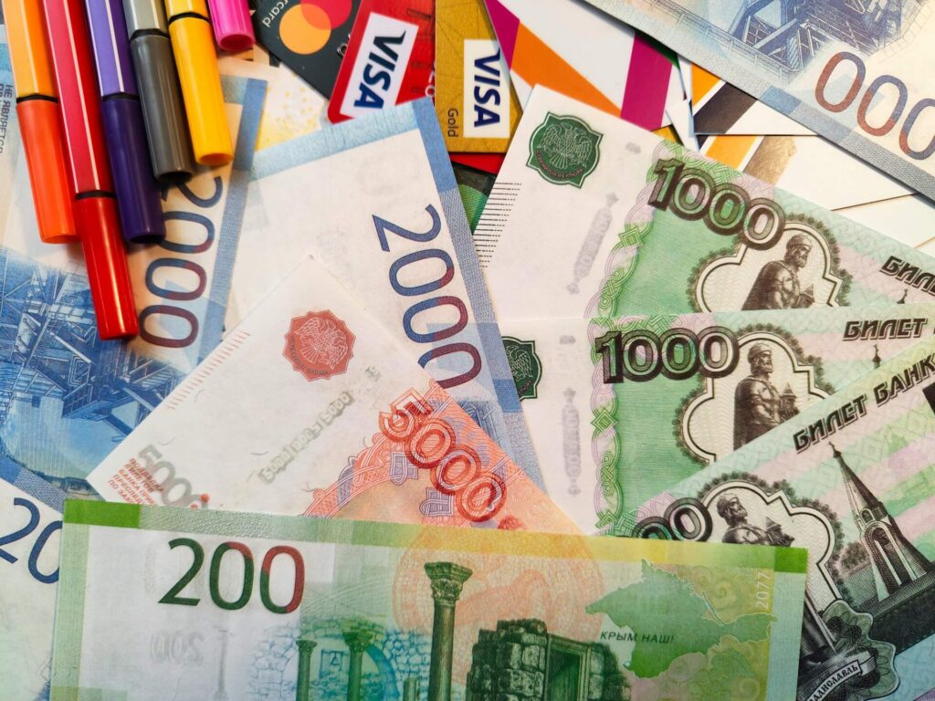 Рубли России - купюры и монеты Рубли России - купюры и монеты