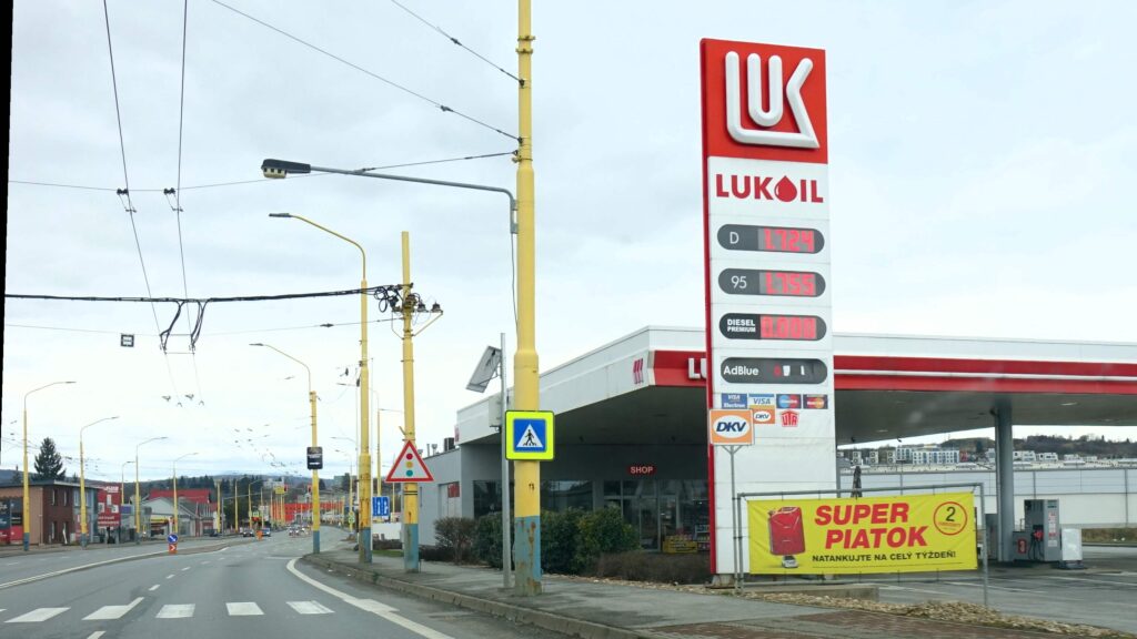 Лукойл — одна из крупнейших российских нефтяных компаний, вторая по объёмам нефтедобычи в России. Лукойл — одна из крупнейших российских нефтяных компаний, вторая по объёмам нефтедобычи в России.