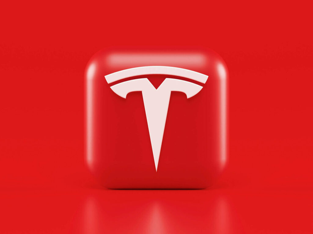 Tesla - американский производитель электро-автомобилей Tesla - американский производитель электро-автомобилей